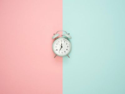 Blue clock on a pastel background - Photo by Icons8 Team on Unsplash